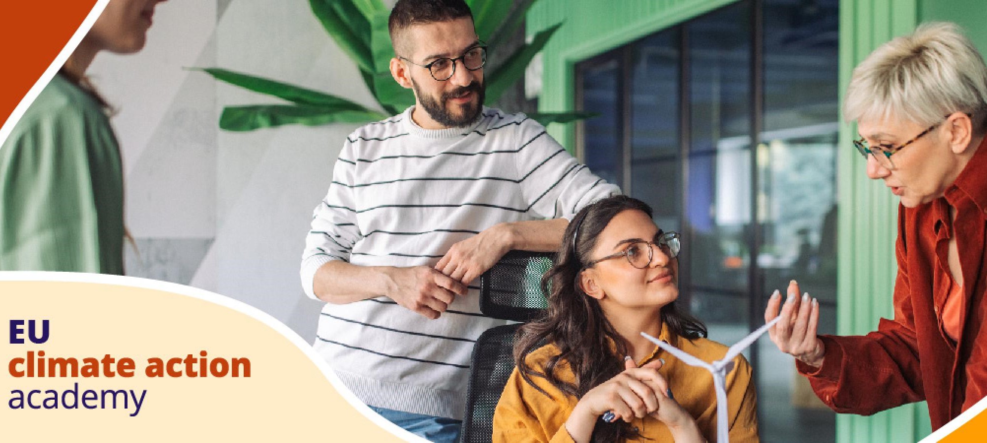 locandina - giovani sorridenti che discutono 