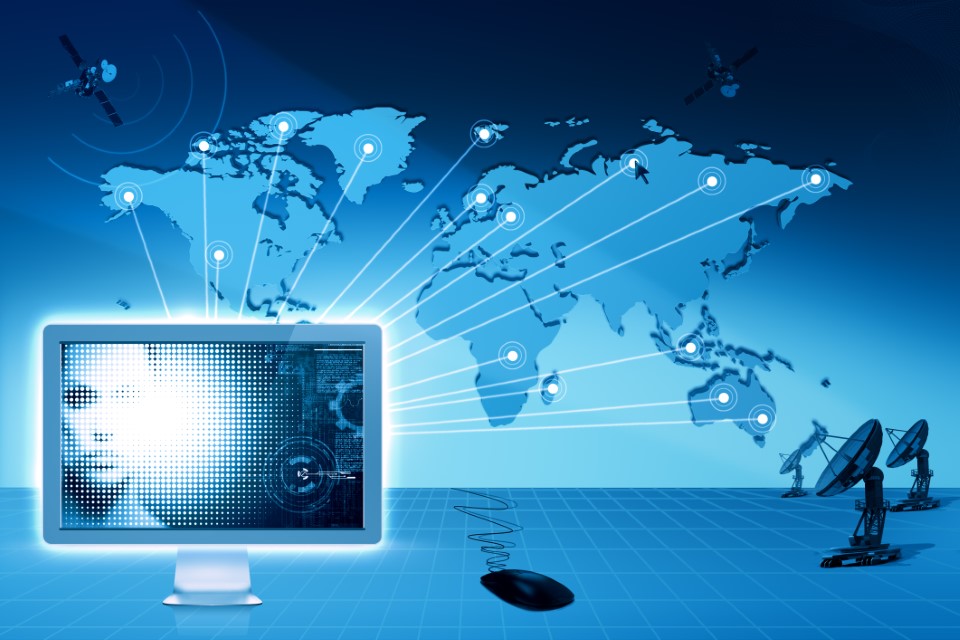 Schermo di pc su sfondo di una cartina del mondo