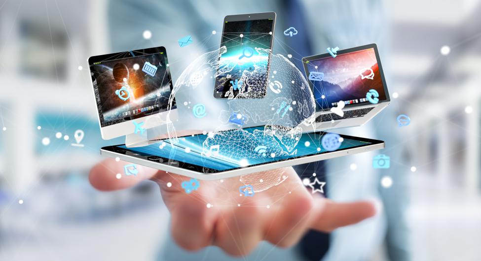 mano che tiene un tablet