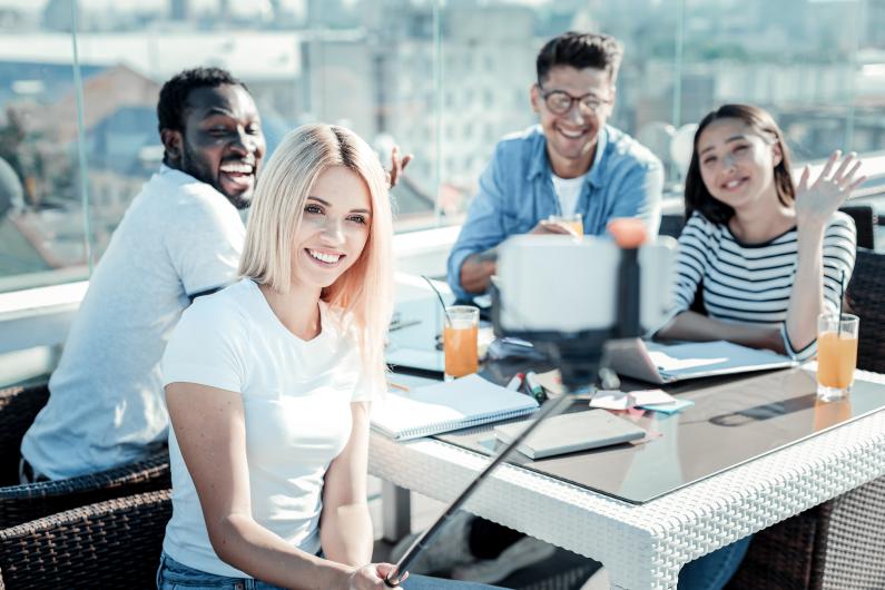 Giovani intorno a un tavolo