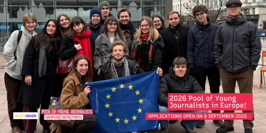 Foto di gruppo di giovani con bandiera UE