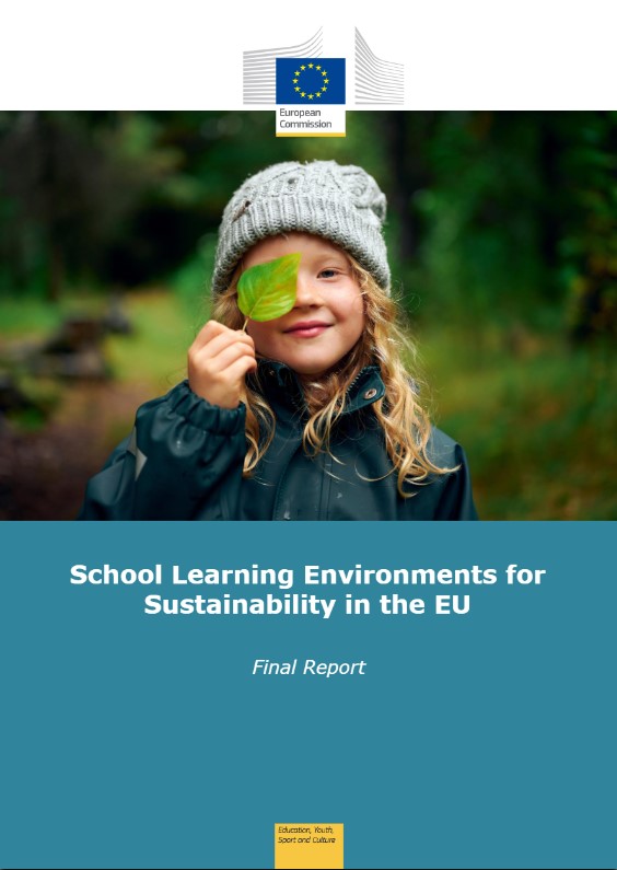 Ragazzina con una foglia in mano