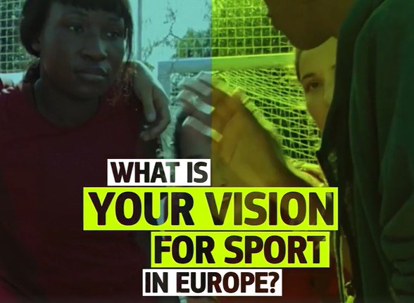 Scritta con persone sullo sfondo