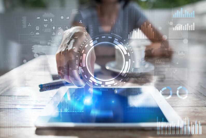 Mano sullo schermo di un tablet