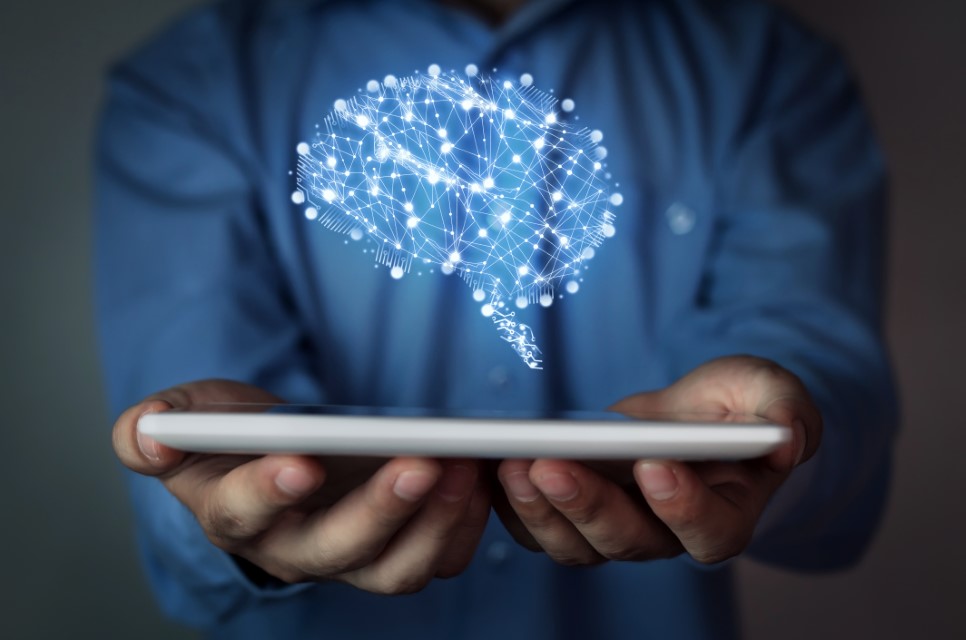 persona con tablet in mano