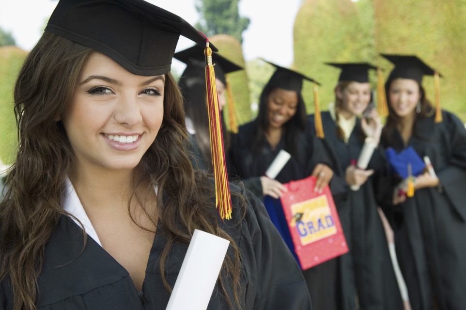 Ragazza con cappello per laureati