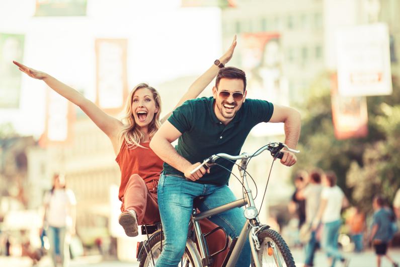 Ragazzi felici in bicicletta