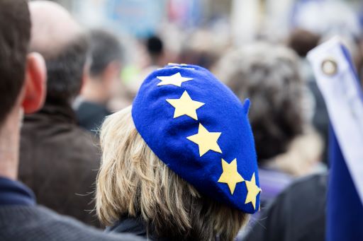 Ragazza con cappellino dell'UE